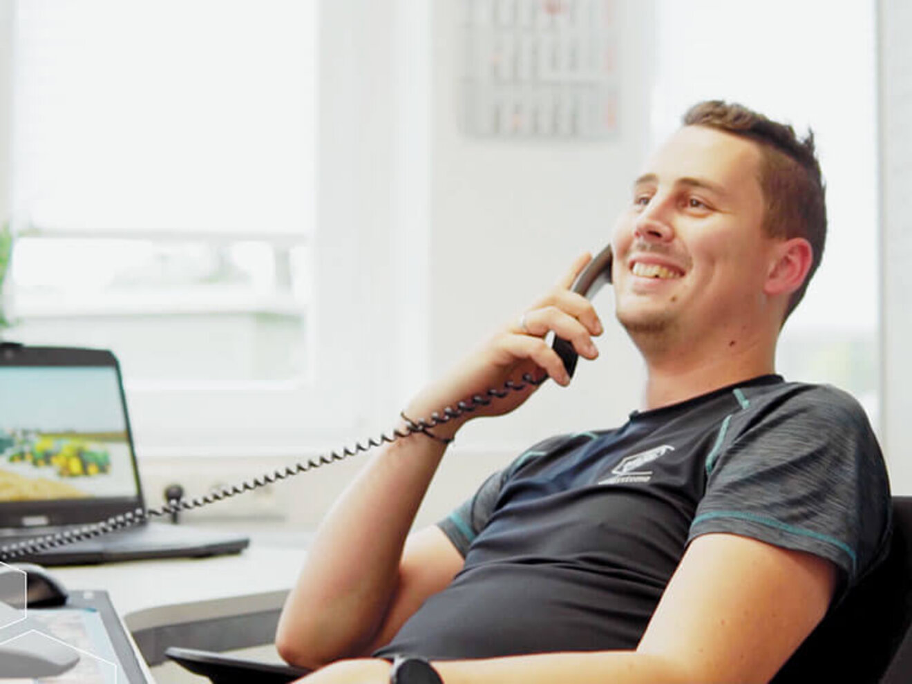 Mann telefoniert im Büro