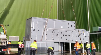 Montage eines Umluftgerätes für die Kühlung einer großen Energieanlage FreeLine_Umluftgeraet